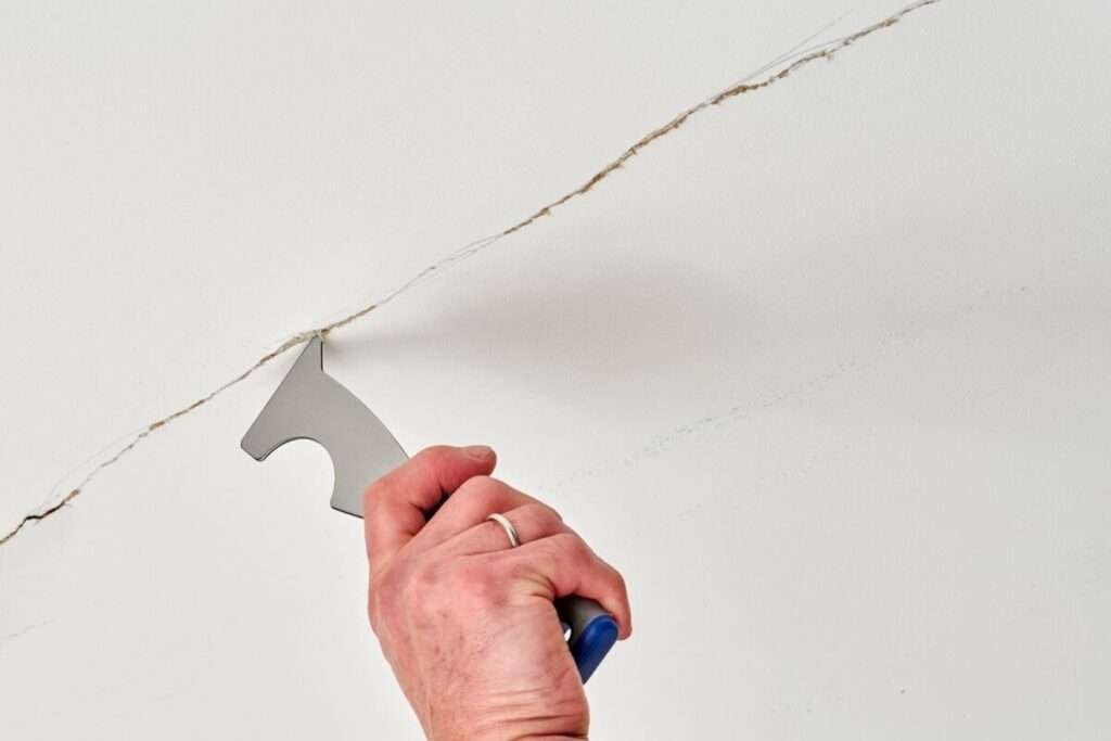 Chống thấm và chống nứt là hai hạng mục kỹ thuật quan trọng hàng đầu trong thi công nội thất, quyết định đến độ bền, an toàn và tính thẩm mỹ của công trình. Việc áp dụng đúng vật liệu, đúng kỹ thuật, đúng tiêu chuẩn sẽ giúp công trình luôn khô ráo, bền chắc, hạn chế tối đa rủi ro bảo trì về sau.